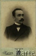 Lata 20., Kamieniec Podolski, Ukraińska SRR.
Portret Adama Kukawskiego, męża Bronisławy Kukawskiej z domu Hillich. Zdjęcie wykonane w atelier fotograficznym 