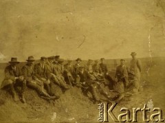 14.04.1912, pod Kamieńcem Podolskim, zabór rosyjski.
Grupa oczekująca przyjazdu cara Mikołaja II. W środku w kapeluszu siedzi Stefan Wiśniewski.
Fot. NN, zbiory Archiwum Historii Mówionej Ośrodka KARTA i Domu Spotkań z Historią, udostępniła Halina Wiśniewska w ramach projektu 