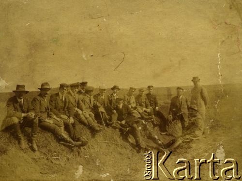 14.04.1912, pod Kamieńcem Podolskim, zabór rosyjski.
Grupa oczekująca przyjazdu cara Mikołaja II. W środku w kapeluszu siedzi Stefan Wiśniewski.
Fot. NN, zbiory Archiwum Historii Mówionej Ośrodka KARTA i Domu Spotkań z Historią, udostępniła Halina Wiśniewska w ramach projektu 