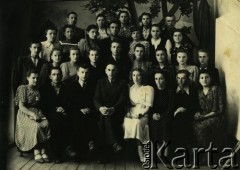 Przed 1939, brak miejsca.
Szkoła buchalterów. 4. od prawej w 1. rzędzie siedzi Halina Wiśniewska.
Fot. NN, zbiory Archiwum Historii Mówionej Ośrodka KARTA i Domu Spotkań z Historią, udostępniła Halina Wiśniewska w ramach projektu 