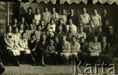 Przed 1939, brak miejsca.
Kurs kroju i szycia. 4. od lewej w 3. rzędzie siedzi Kazimiera Wiśniewska z domu Hillich, matka Haliny Wiśniewskiej.
Fot. NN, zbiory Archiwum Historii Mówionej Ośrodka KARTA i Domu Spotkań z Historią, udostępniła Halina Wiśniewska w ramach projektu 