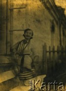 Lata 20., Dunajowce, Ukraińska SRR.
Bronisława z Hillichów, siostra matki Haliny Wiśniewskiej, w majątku pod Dunajowcami.
Fot. NN, zbiory Archiwum Historii Mówionej Ośrodka KARTA i Domu Spotkań z Historią, udostępniła Halina Wiśniewska w ramach projektu 