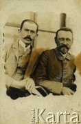 Brak daty, brak miejsca.
Portret dwóch mężczyzn.
Fot. NN, zbiory Archiwum Historii Mówionej Ośrodka KARTA i Domu Spotkań z Historią, udostępniła Halina Wiśniewska w ramach projektu 