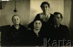 1956, Kamieniec Podolski, Ukraińska SRR, ZSRR.
Rodzina Wiśniewskich. Kazimiera i Stefan Wiśniewscy, rodzice Haliny Wiśniewskiej, Halina Wiśniewska (na górze), Irena Wiśniewska (w środku).
Fot. NN, zbiory Archiwum Historii Mówionej Ośrodka KARTA i Domu Spotkań z Historią, udostępniła Halina Wiśniewska w ramach projektu 