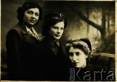 1941, Kamieniec Podolski, Ukraińska SRR, ZSRR.
Halina Wiśniewska z koleżanką z pracy.
Fot. NN, zbiory Archiwum Historii Mówionej Ośrodka KARTA i Domu Spotkań z Historią, udostępniła Halina Wiśniewska w ramach projektu 