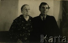 1956, Kamieniec Podolski, Ukraińska SRR, ZSRR.
Kazimiera i Stefan Wiśniewscy, rodzice Haliny Wiśniewskiej.
Fot. NN, zbiory Archiwum Historii Mówionej Ośrodka KARTA i Domu Spotkań z Historią, udostępniła Halina Wiśniewska w ramach projektu 