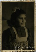 Koniec lat 40., Buczacz, Ukraińska SRR, ZSRR.
Portret Ireny Wiśniewskiej.
Fot. NN, zbiory Archiwum Historii Mówionej Ośrodka KARTA i Domu Spotkań z Historią, udostępniła Halina Wiśniewska w ramach projektu 