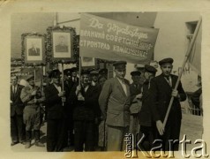 1.05.1955, Buczacz, Ukraińska SRR, ZSRR.
Pochód pierwszomajowy.
Fot. NN, zbiory Archiwum Historii Mówionej Ośrodka KARTA i Domu Spotkań z Historią, udostępniła Halina Wiśniewska w ramach projektu 