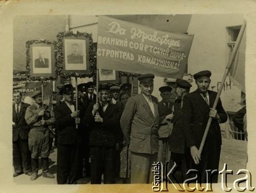 1.05.1955, Buczacz, Ukraińska SRR, ZSRR.
Pochód pierwszomajowy.
Fot. NN, zbiory Archiwum Historii Mówionej Ośrodka KARTA i Domu Spotkań z Historią, udostępniła Halina Wiśniewska w ramach projektu 