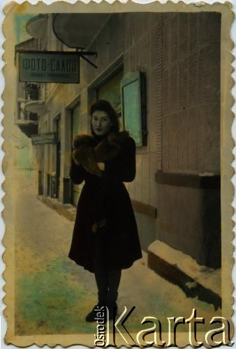 1948, Buczacz, Ukraińska SRR, ZSRR.
Halina Wiśniewska (zdjęcie czarno-białe kolorowane przez autorkę; pracowała w atelier fotograficznym).
Fot. NN, zbiory Archiwum Historii Mówionej Ośrodka KARTA i Domu Spotkań z Historią, udostępniła Halina Wiśniewska w ramach projektu 