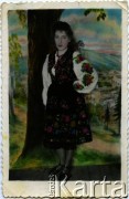 1948, Buczacz, Ukraińska SRR, ZSRR.
Halina Wiśniewska w stroju ludowym (zdjęcie czarno-białe kolorowane przez autorkę; pracowała w atelier fotograficznym).
Fot. NN, zbiory Archiwum Historii Mówionej Ośrodka KARTA i Domu Spotkań z Historią, udostępniła Halina Wiśniewska w ramach projektu 
