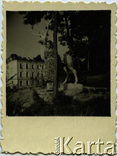 1955, Kamieniec Podolski, Ukraińska SRR, ZSRR.
Halina Wiśniewska przy pomniku jelenia.
Fot. NN, zbiory Archiwum Historii Mówionej Ośrodka KARTA i Domu Spotkań z Historią, udostępniła Halina Wiśniewska w ramach projektu 