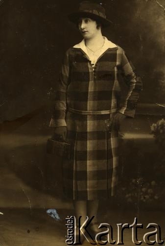 Lata 20., brak miejsca.
Portret kobiety.
Fot. NN, zbiory Archiwum Historii Mówionej Ośrodka KARTA i Domu Spotkań z Historią, udostępniła Józefa Rybka w ramach projektu 