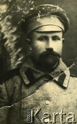Przed 1918, brak miejsca.
Władysław Wojciechowski, dziadek Jadwigi Sołowej z domu Wojciechowskiej, w mundurze carskim armii.
Fot. NN, zbiory Archiwum Historii Mówionej Ośrodka KARTA i Domu Spotkań z Historią, udostępniła Jadwiga Sołowej w ramach projektu 