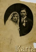 13.10.1929, Zariczczia, Ukraińska SRR.
Fotografia ślubna Franciszki i Franciszka Wojciechowskich, rodziców Jadwigi Sołowej z domu Wojciechowskiej.
Fot. NN, zbiory Archiwum Historii Mówionej Ośrodka KARTA i Domu Spotkań z Historią, udostępniła Jadwiga Sołowej w ramach projektu 