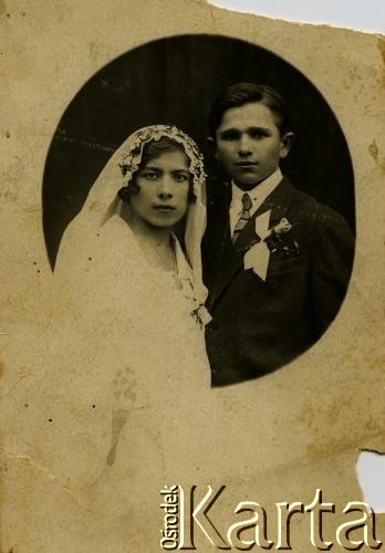 13.10.1929, Zariczczia, Ukraińska SRR.
Fotografia ślubna Franciszki i Franciszka Wojciechowskich, rodziców Jadwigi Sołowej z domu Wojciechowskiej.
Fot. NN, zbiory Archiwum Historii Mówionej Ośrodka KARTA i Domu Spotkań z Historią, udostępniła Jadwiga Sołowej w ramach projektu 