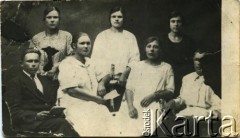 Ok. 1925, Zarzecze, Ukraińska SRR, ZSRR.
Portret rodzinny. Franciszka Wojciechowska (2. z prawej), matka Jadwigi Sołowej z d. Wojciechowskiej.
Fot. NN, zbiory Archiwum Historii Mówionej Ośrodka KARTA i Domu Spotkań z Historią, udostępniła Jadwiga Sołowej w ramach projektu 