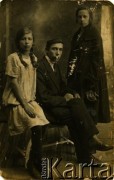 Ok. 1925, Zarzecze, Ukraińska SRR, ZSRR.
Franciszka Wojciechowska (1. z lewej), matka Jadwigi Sołowej z d. Wojciechowskiej, z bratem Adolfem i siostrą Emilią.
Fot. NN, zbiory Archiwum Historii Mówionej Ośrodka KARTA i Domu Spotkań z Historią, udostępniła Jadwiga Sołowej w ramach projektu 