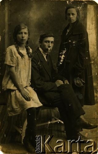 Ok. 1925, Zarzecze, Ukraińska SRR, ZSRR.
Franciszka Wojciechowska (1. z lewej), matka Jadwigi Sołowej z d. Wojciechowskiej, z bratem Adolfem i siostrą Emilią.
Fot. NN, zbiory Archiwum Historii Mówionej Ośrodka KARTA i Domu Spotkań z Historią, udostępniła Jadwiga Sołowej w ramach projektu 