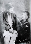 Ok. 1928, Ryga, Republika Łotewska.
Edward Fiskowicz z matką, Aleksandrą z domu Bogrec.
Fot. NN, zbiory Archiwum Historii Mówionej Ośrodka KARTA i Domu Spotkań z Historią, udostępnił Edward Fiskowicz w ramach projektu 