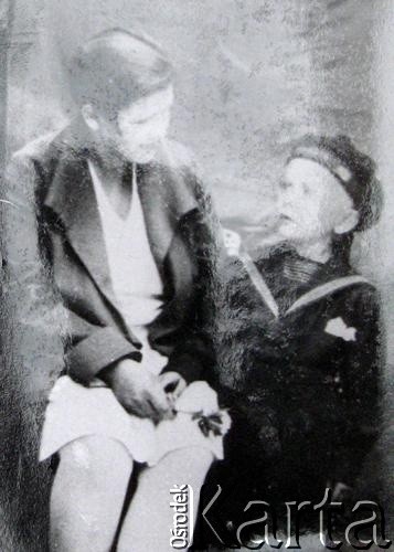 Ok. 1928, Ryga, Republika Łotewska.
Edward Fiskowicz z matką, Aleksandrą z domu Bogrec.
Fot. NN, zbiory Archiwum Historii Mówionej Ośrodka KARTA i Domu Spotkań z Historią, udostępnił Edward Fiskowicz w ramach projektu 