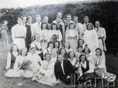 2 poł. lat 40., Łotewska SRR, ZSRR.
Chór w Willenach, z przodu w czarnym garniturze siedzi Edward Fiskowicz.
Fot. NN, zbiory Archiwum Historii Mówionej Ośrodka KARTA i Domu Spotkań z Historią, udostępnił Edward Fiskowicz w ramach projektu 