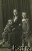 Lata 20., Rzeżyca, Łotwa.
Anna Surdeko, matka Walerii Korolowej, z synami: Mieczysławem (z lewej) i Henrykiem (z prawej).
Fot. NN, zbiory Archiwum Historii Mówionej Ośrodka KARTA i Domu Spotkań z Historią, udostępniła Waleria Korolowa w ramach projektu 