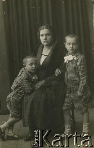 Lata 20., Rzeżyca, Łotwa.
Anna Surdeko, matka Walerii Korolowej, z synami: Mieczysławem (z lewej) i Henrykiem (z prawej).
Fot. NN, zbiory Archiwum Historii Mówionej Ośrodka KARTA i Domu Spotkań z Historią, udostępniła Waleria Korolowa w ramach projektu 