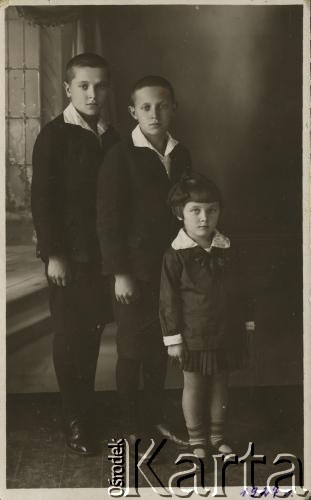 1927, Rzeżyca, Łotwa.
Waleria Korolowa z braćmi: Henrykiem i Mieczysławem.
Fot. NN, zbiory Archiwum Historii Mówionej Ośrodka KARTA i Domu Spotkań z Historią, udostępniła Waleria Korolowa w ramach projektu 