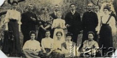 Ok. 1914, Iłukszta, Cesarstwo Rosyjskie.
Parafia iłuksztańska. 4. z lewej stoi Stanisław Surdeko (ojciec Walerii Korolowej), w środku jego siostra Helena.
Fot. NN, zbiory Archiwum Historii Mówionej Ośrodka KARTA i Domu Spotkań z Historią, udostępniła Waleria Korolowa w ramach projektu 