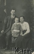 Ok. 1915, brak miejsca.
Rodzina Miszków, znajomi rodziców Walerii Korolowej.
Fot. NN, zbiory Archiwum Historii Mówionej Ośrodka KARTA i Domu Spotkań z Historią, udostępniła Waleria Korolowa w ramach projektu 
