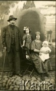 Brak daty, brak miejsca.
Henryk Surdeko (brat Stanisława Surdeko) z żoną i córkami.
Fot. Leonar, zbiory Archiwum Historii Mówionej Ośrodka KARTA i Domu Spotkań z Historią, udostępniła Waleria Korolowa w ramach projektu 