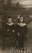 Brak daty, Ryga.
Córki Henryka Surdeko (kuzynki Walerii Korolowej).
Fot. N. Libau, zbiory Archiwum Historii Mówionej Ośrodka KARTA i Domu Spotkań z Historią, udostępniła Waleria Korolowa w ramach projektu 