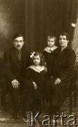 Brak daty, Ryga, Łotwa.
Henryk Surdeko (brat Stanisława Surdeko) z żoną i córkami.
Fot. N. Libau, zbiory Archiwum Historii Mówionej Ośrodka KARTA i Domu Spotkań z Historią, udostępniła Waleria Korolowa w ramach projektu 