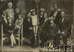 Ok. 1928, Rzeżyca, Republika Łotewska.
Rodzina Surdeko. Pierwsi z prawej Anna i Stanisław Surdeko (rodzice Walerii Korolowej), w środku w białej sukience Waleria Surdeko (Korolowa), z lewej jej bracia, Mieczysław i Henryk.
Fot. NN, zbiory Archiwum Historii Mówionej Ośrodka KARTA i Domu Spotkań z Historią, udostępniła Waleria Korolowa w ramach projektu 