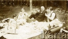 Brak daty, brak miejsca.
Michalina Szczepanowska (1. z lewej, ciotka Walerii Korolowej) z przyjaciółmi w czasie pikniku. 
Fot. NN, zbiory Archiwum Historii Mówionej Ośrodka KARTA i Domu Spotkań z Historią, udostępniła Waleria Korolowa w ramach projektu 