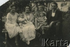 Brak daty, brak miejsca.
Michalina Szczepanowska (2. z lewej, ciotka Walerii Korolowej).
Fot. NN, zbiory Archiwum Historii Mówionej Ośrodka KARTA i Domu Spotkań z Historią, udostępniła Waleria Korolowa w ramach projektu 