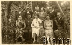 Ok. 1930, Rżeżyca, Republika Łotewska.
Anna (stoi 1. z prawej) i Stanisław Surdeko (stoi 2. z lewej) na chrzcinach dziecka nauczycielki ze szkoły polskiej. Z przodu u dołu widoczna Waleria Korolowa.
Fot. NN, zbiory Archiwum Historii Mówionej Ośrodka KARTA i Domu Spotkań z Historią, udostępniła Waleria Korolowa w ramach projektu 