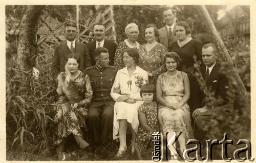 Ok. 1930, Rżeżyca, Republika Łotewska.
Anna (stoi 1. z prawej) i Stanisław Surdeko (stoi 2. z lewej) na chrzcinach dziecka nauczycielki ze szkoły polskiej. Z przodu u dołu widoczna Waleria Korolowa.
Fot. NN, zbiory Archiwum Historii Mówionej Ośrodka KARTA i Domu Spotkań z Historią, udostępniła Waleria Korolowa w ramach projektu 