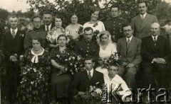 23.06.1935, Rżeżyca, Republika Łotewska.
Anna (siedzi 1. z lewej) i Stanisław Surdeko (stoi 3. z lewej) na ślubie przyjaciół.
Fot. E. Grinelds, zbiory Archiwum Historii Mówionej Ośrodka KARTA i Domu Spotkań z Historią, udostępniła Waleria Korolowa w ramach projektu 