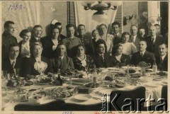 4.06.1938, Rżeżyca, Republika Łotewska.
Anna (siedzi 4. z lewej) i Stanisław Surdeko (siedzi 2. z prawej) w czasie uroczystości domowej.
Fot. Berzins-Jersovs, zbiory Archiwum Historii Mówionej Ośrodka KARTA i Domu Spotkań z Historią, udostępniła Waleria Korolowa w ramach projektu 