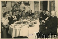 1939, Rżeżyca, Republika Łotewska.
Uroczystość domowa w rodzinie Surdeko. 2. z prawej Anna Szczepanowska (matka Walerii Korolowej), 4. z lewej Stanisław Surdeko, ojciec Walerii Korolowej.
Fot. NN, zbiory Archiwum Historii Mówionej Ośrodka KARTA i Domu Spotkań z Historią, udostępniła Waleria Korolowa w ramach projektu 