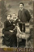 Przed 1939, brak miejsca.
Anna i Stanisław Surdeko z synem Henrykiem.
Fot. A. Narwansza, zbiory Archiwum Historii Mówionej Ośrodka KARTA i Domu Spotkań z Historią, udostępniła Waleria Korolowa w ramach projektu 