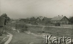 Lata 30., Rżeżyca, Republika Łotewska.
Rodzinny dom (drugi z prawej) Walerii Korolowej wraz z zabudowaniami gospodarczymi.
Fot. NN, zbiory Archiwum Historii Mówionej Ośrodka KARTA i Domu Spotkań z Historią, udostępniła Waleria Korolowa w ramach projektu 