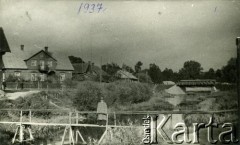 30.12.1937, Rżeżyca, Republika Łotewska.
Rodzinny dom Walerii Korolowej. Na kładce stoi Stanisław Surdeko.
Fot. NN, zbiory Archiwum Historii Mówionej Ośrodka KARTA i Domu Spotkań z Historią, udostępniła Waleria Korolowa w ramach projektu 