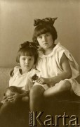 Lata 20., Charków, Ukraińska SRR.
Córki W. Szczepanowskiego (kuzynki Walerii Korolowej).
Fot. Krasnaja, zbiory Archiwum Historii Mówionej Ośrodka KARTA i Domu Spotkań z Historią, udostępniła Waleria Korolowa w ramach projektu 