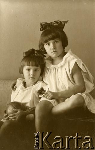 Lata 20., Charków, Ukraińska SRR.
Córki W. Szczepanowskiego (kuzynki Walerii Korolowej).
Fot. Krasnaja, zbiory Archiwum Historii Mówionej Ośrodka KARTA i Domu Spotkań z Historią, udostępniła Waleria Korolowa w ramach projektu 