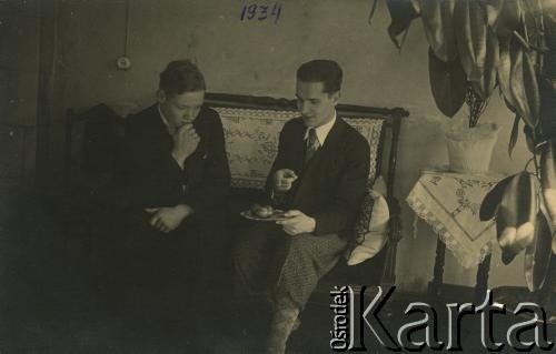 2.04.1934, Rżeżyca, Łotwa.
Brat Walerii Korolowej z kolegą w czasie Świąt Wielkanocnych w domu rodzinnym.
Fot. NN, zbiory Archiwum Historii Mówionej Ośrodka KARTA i Domu Spotkań z Historią, udostępniła Waleria Korolowa w ramach projektu 