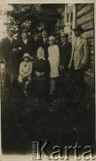 Lata 30., brak miejsca.
Stanisław Surdeko (3. z lewej) z rodziną Tauwid.
Fot. NN, zbiory Archiwum Historii Mówionej Ośrodka KARTA i Domu Spotkań z Historią, udostępniła Waleria Korolowa w ramach projektu 