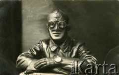 Lata 30., Łotwa.
Znajomy Walerii Korolowej w stroju motocyklisty.
Fot. NN, zbiory Archiwum Historii Mówionej Ośrodka KARTA i Domu Spotkań z Historią, udostępniła Waleria Korolowa w ramach projektu 
